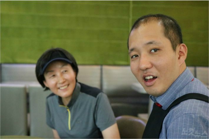 경기도 분당의 한 카페에서 만난 바리스타 배형진 씨와 어머니 박미경 씨. 사진=CBS·푸르메재단 공동취재팀