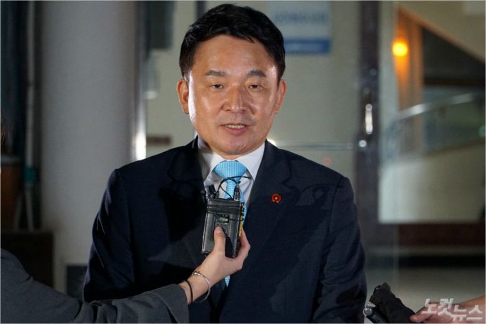 원희룡 제주지사가 29일 오전 2시 50분쯤 경찰 조사를 마치고 기자들의 질문에 답하고 있다. <사진=고상현 기자>