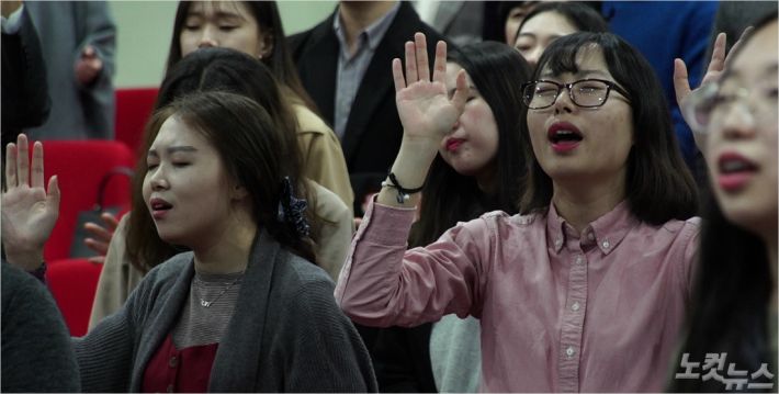 참석사들이 한국교회의 부흥을 위해 기도하고 있다 (사진=한세민)