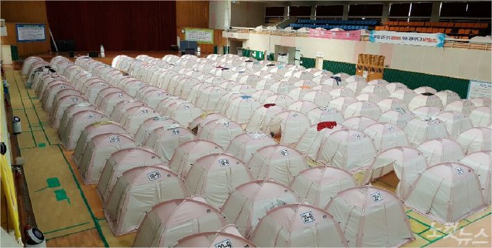 지난 12일 포항시 북구 흥해실내체육관에 마련된 지진 대피소 모습. 문석준 기자