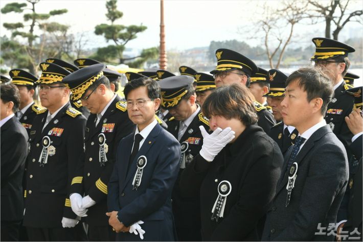 지난해 강원 강릉시 석란정에서 발생한 화재를 진압하다 순직한 소방관 2명을 기리는 추모비가 15일 건립됐다.