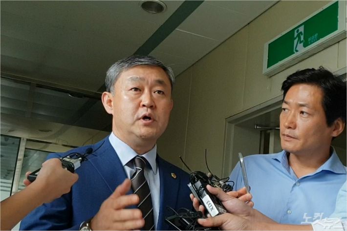 뇌물 수수 혐의를 받는 송성환 전북도의회 의장. 지난 9월 6일 경찰에 소환된 송 의장이 취재진들의 질문에 답하고 있다. (사진=김민성 기자)
