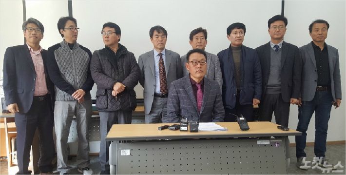 전북대학교 교수들이 지난 13일 1차 기자회견을 통해 총장 선거 경찰 개입 의혹을 제기하고 있다(사진=도상진 기자)
