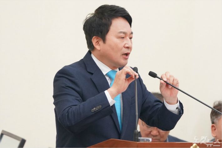원희룡 제주지사가 16일 도의회 제366회 정례회 도정질문에서 답변하고 있다. 