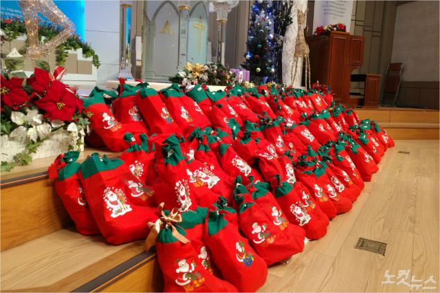 포항대도교회는 300여개의 빨간양말을 이웃에게 전하는 '빨간양말 사랑나눔'을 4년째 이어오고 있다. (포항CBS)