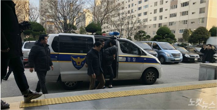 지난 23일 새벽 1시쯤 광주시 북구 한 이용원에서 60대 업주를 살해한 뒤 불을 지르고 도주한 서모씨가 경찰에 검거돼 광주 북부경찰서로 들어가고 있다(사진=광주CBS 박요진 기자) 