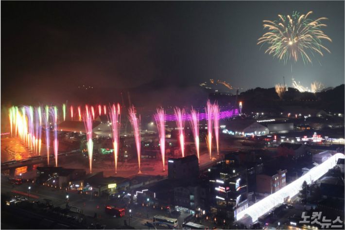 지난해 2월 9일 오후 강원도 평창 올림픽 스타디움에서 열린 2018 평창동계올림픽 개회식에서 불꽃놀이가 펼쳐지고 있다. (자료사진)