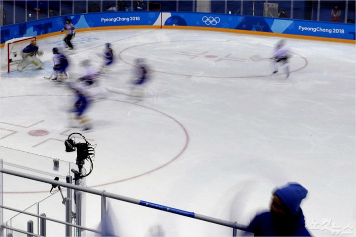 강원도 강릉 관동대 하키센터에서 열린 '2018 평창동계올림픽' 스웨덴과 7, 8위 결정전에서 공격에 나서고 있는 여자 아이스하키 단일팀.(자료사진)