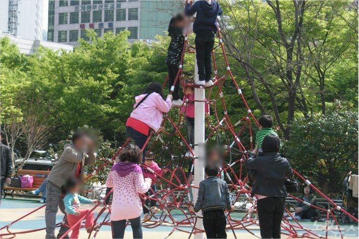  부산시청 앞에서 체육활동을 하고 있는 어린이들. 위 사진은 아래 기사와 상관없습니다. <사진=부산CBS 자료창고>