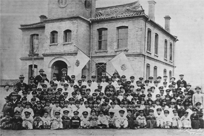 1908년 현 광주시 남구에 세워진 숭일학교 모습(사진=광주숭일고등학교 제공)