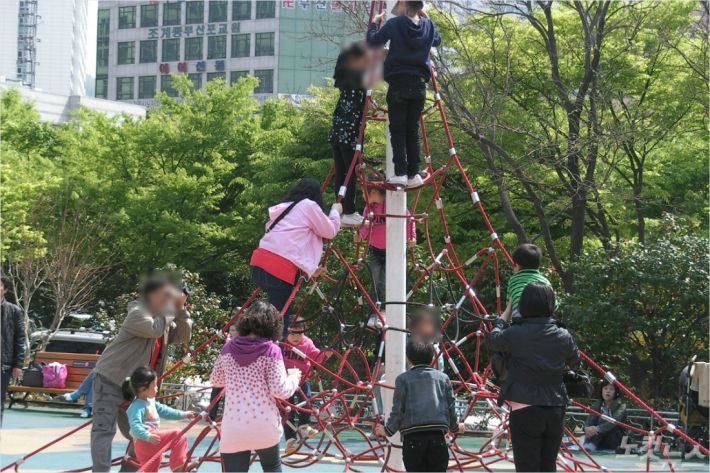  부산시청 앞 놀이터에서 놀고 있는 어린이들. 위 사진은 기사와 무관함<사진=부산CBS 자료창고>