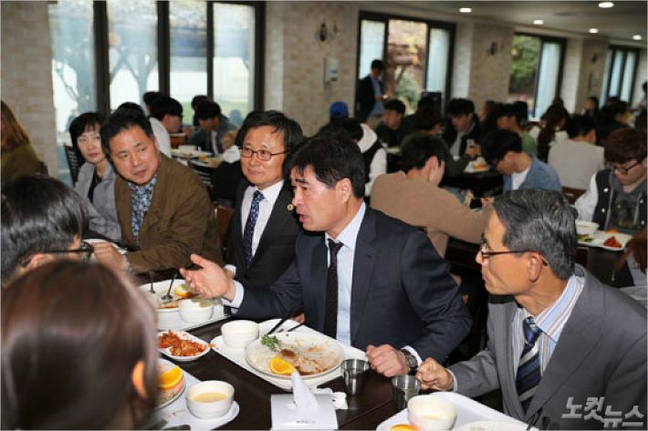 박종호 회장이 학생, 교직원 등과 함께 1천원의 식사를 하고 있다.(사진=부산대 총동문회 제공)