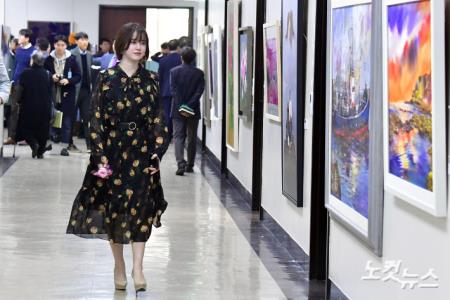 남북 미술작품 감상하는 배우 구혜선 - 노컷뉴스