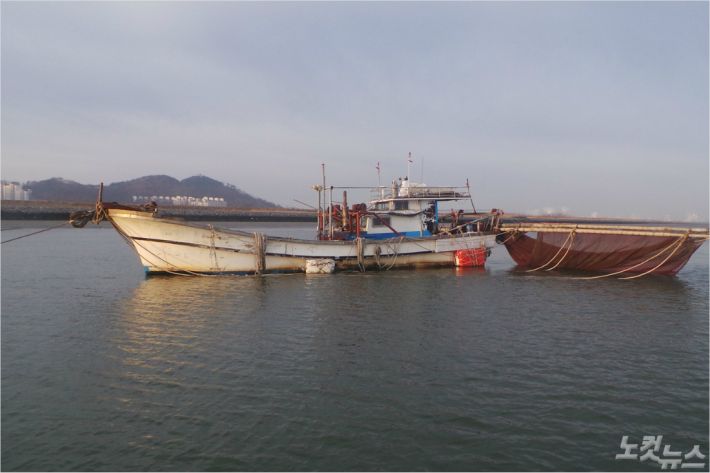 전북 군산시 해신동 금란도 북쪽 해상에서 실뱀장어 불법 조업 중인 배. (사진제공=군산해경)