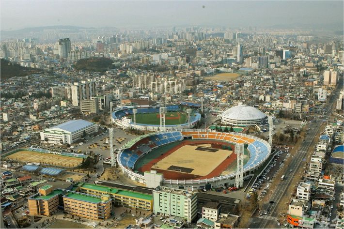 대전 새 야구장 입지로 선정된 한밭종합운동장. 한화이글스 홈구장인 한화생명이글스파크 바로 앞에 위치해 있다. (사진=대전시 제공)