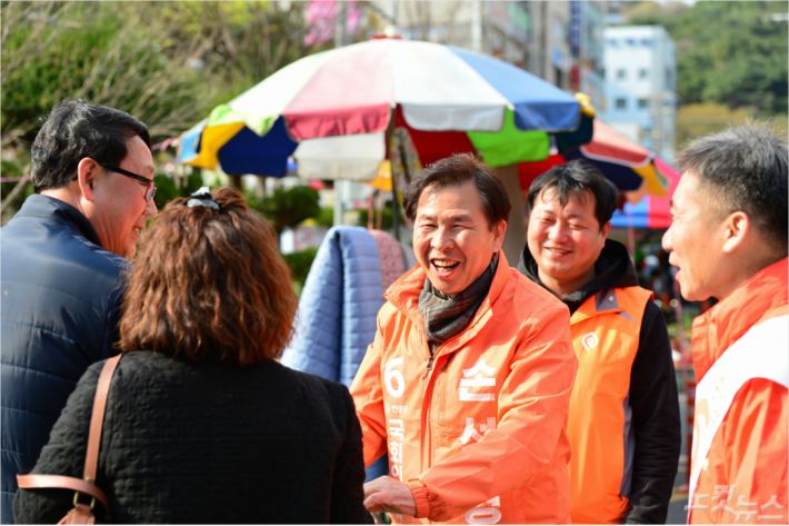 민중당 손석형 후보가 24일 상남시장에서 시민들과 만나 웃음을 보이고 있다. (경남CBS 이상현 기자)