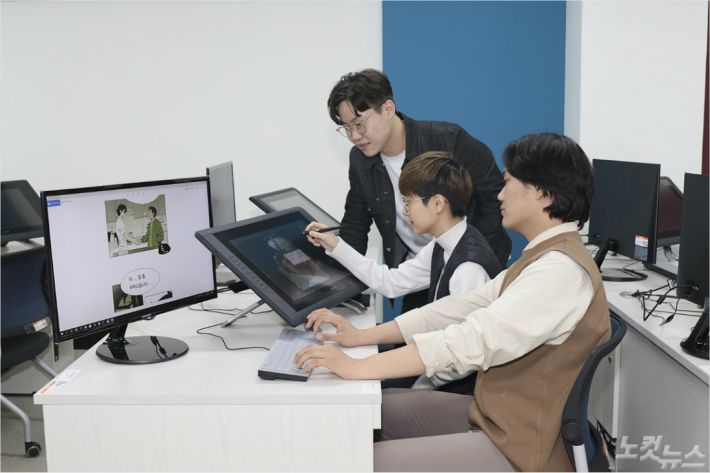 경일대 서재일 교수가 웹툰 스튜디오에서 학생들을 지도하고 있다