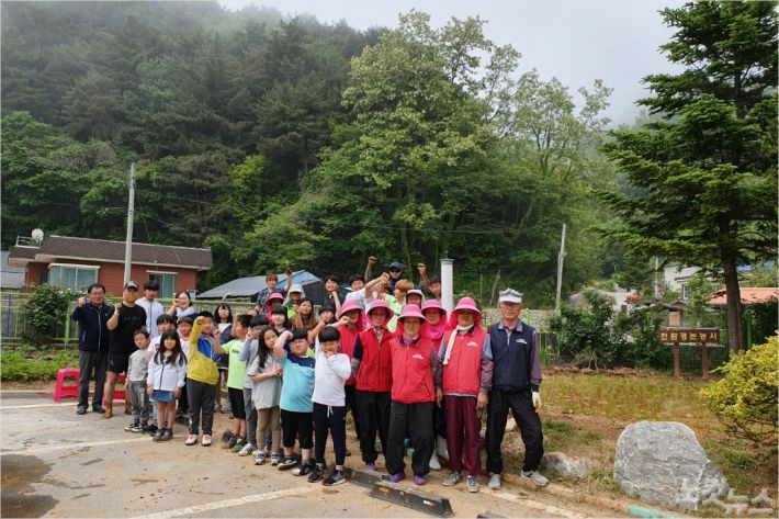 강원도 삼척남초등학교는 16일 마을교육공동체 모내기 체험을 가졌다.(사진= 학교 제공)