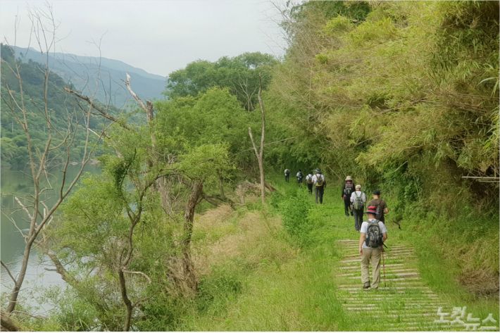 '길 위 학교'를 통해 지리산 둘레길을 걷고 있는 보호소년들과 동행자들. (사진=대전가정법원 제공)