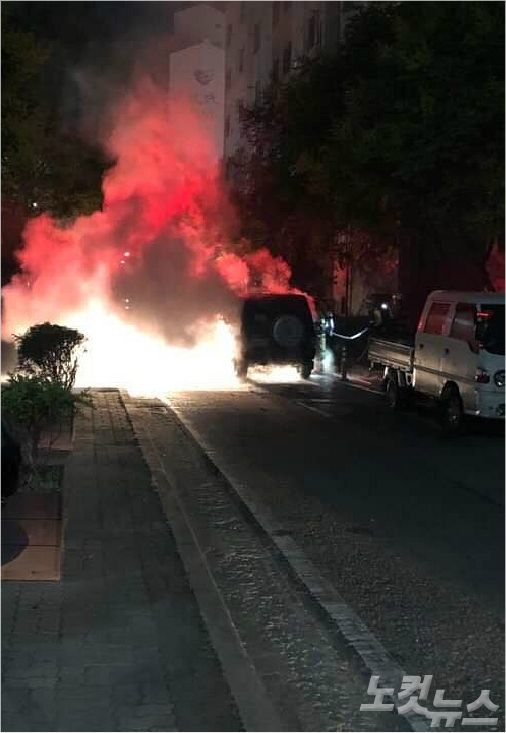 지난 17일 오후 10시 19분쯤 전북 전주시 송천동 한 아파트 단지 내 지상 주차장에 있던 갤로퍼 차량에서 불이 났다. (사진=독자제공)