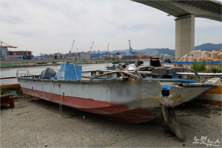 부산 강서구의 한 포구 근처에 파손된 FRP 선박이 방치돼 있다. (사진=박진홍 수습기자)