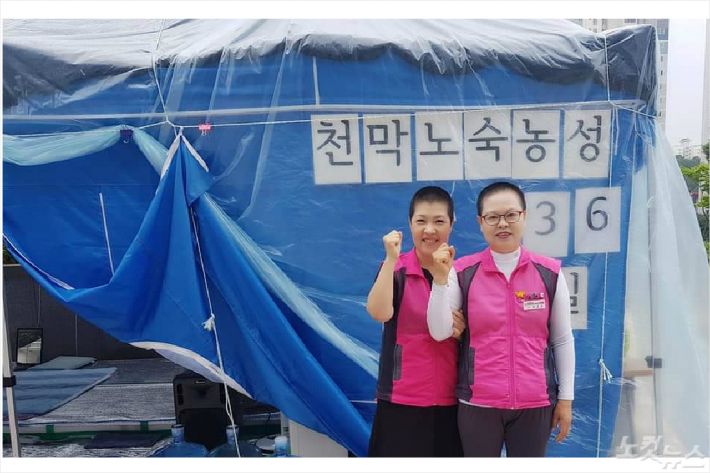  삭발한 황호순 학교비정규직노조 전남지부 수석부지부장(왼쪽)과 이금순 전남지부장(사진=학교비정규직노조 전남지부)