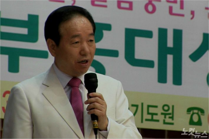 '2019 여름산상 부흥대성회' 하늘문교회 이기복 원로목사가 말씀을 전하고 있다.