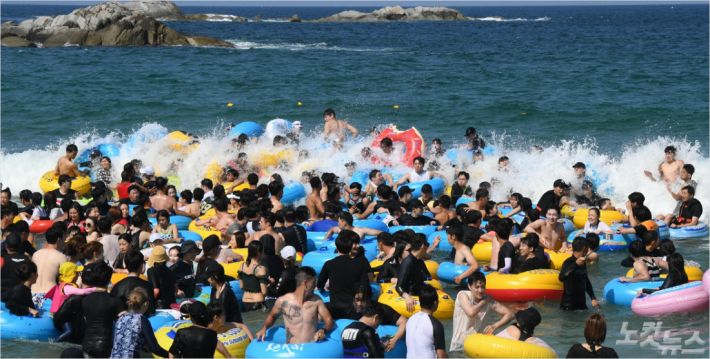 동해안 해수욕장을 찾아 물놀이를 즐기고 있는 피서객들. (사진=전영래 기자)