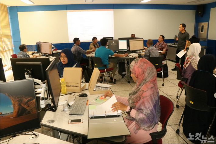 인도네시아 직업훈련교사 31명이 21일 코리아텍 스마트러닝팩토리 정보통신기술실습실(ICT LAB)에서 사물인터넷 관련 이론과 실습장비 작동법 등에 대한 교육을 받고 있다. (사진=한기대 제공)