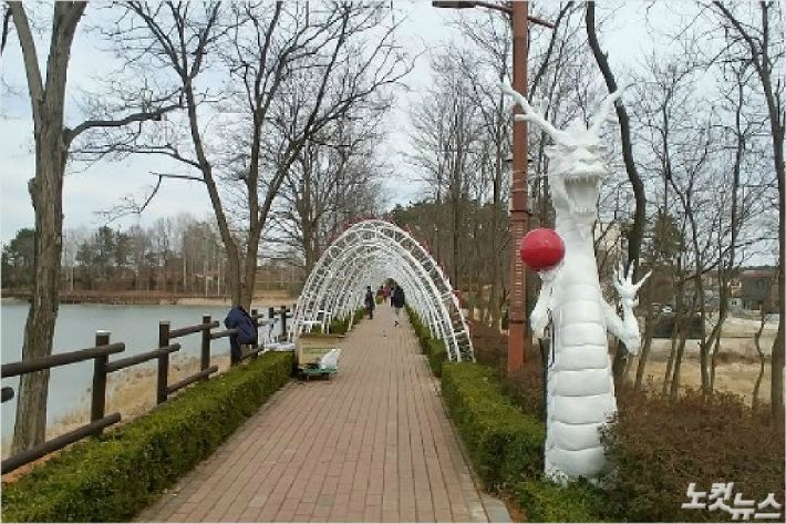 김제시 검산동 시민문화체육공원에 설치된 용 조형물. (사진= 김제시 제공)