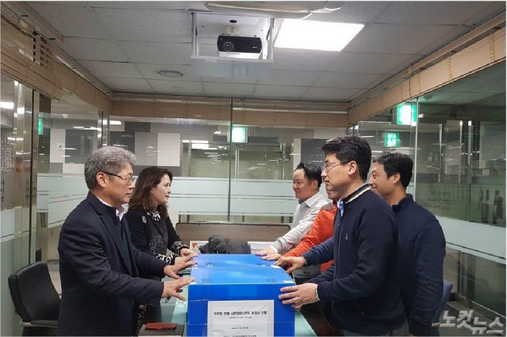 부산항터미널주식회사 컨소시엄 한형석 부장(오른쪽)이 부산항만공사 운영본부 진규효 실장에게 부산신항 2-5단계 부두 운영사 선정 입찰 관련 서류를 제출하고 있다(사진=부산CBS)