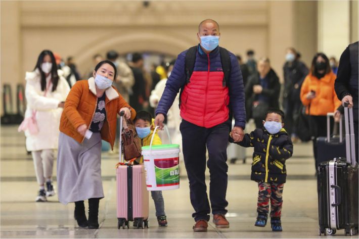  21일 신종 코로나바이러스가 급속히 확산하고 있는 중국 후베이성 우한의 한커우(漢口)역에서 여행객들이 마스크를 쓴 채 이동하고 있다. (사진=연합뉴스 제공)