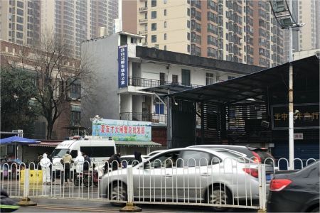 중국 후베이성 우한(武漢)시의 화난(華南)수산물도매시장 앞, 차량들이 분주하게 오가고 있다.(사진=연합뉴스)