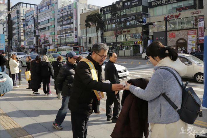 충남농협 가축전염병 예방 홍보활동(사진=충남농협 제공)