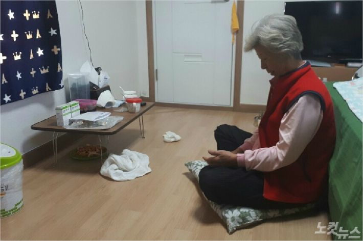 산불 당시 자신을 구하려다 숨진 동생을 그리워 하며 눈물 짓고 있는 김순점(68) 할머니 모습. (사진=유선희 기자)
