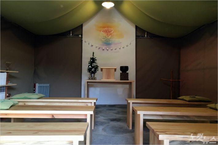 미앤비인생정원 전인치유연구소에서는 매주 예배장막에서 온,오프라인으로 예배를 드리고 있다.(사진=강원영동CBS)