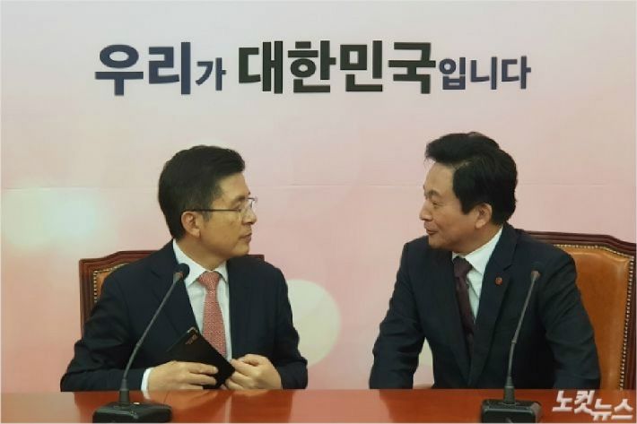 원희룡 제주지사가 1월 22일 오전 국회에서 황교안 자유한국당 대표와 만나 대화를 하고 있다.(사진=자료사진) 