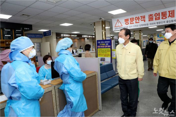 5일 최문순 강원도지사가 원주의료원을 방문해 코로나19 대응 상황을 점검하고 의료진들을 격려하고 있다.(사진=강원도 제공)