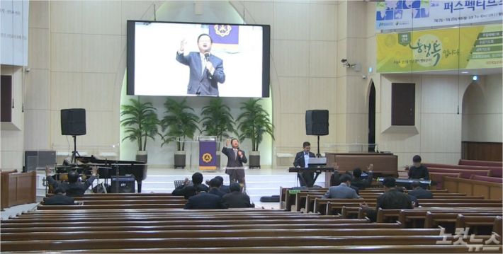 부활절 준비와 코로나19 종식을 위해 대전시기독교연합회의 부활절준비위원들과 임원들이 모여 기도회를 갖고 있다.