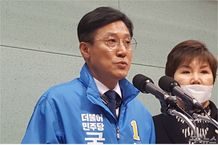 30일 민주당 신영대 후보(전북 군산)가 기자회견을 하고 있다.(사진=김용완 기자) 