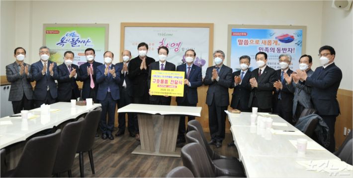 한국성시화운동본부(대표회장 채영남 목사)가 3월 31일(화) 본향교회에서 코로나19 극복을 위한 마스크 1만장을 기부했다.