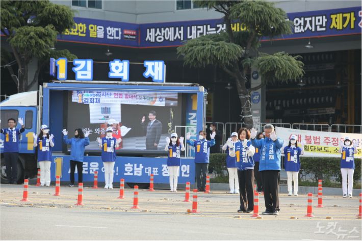 21대 총선 여수갑 더불어민주당 김회재 후보가 거리에서 지지를 호소하고 있다.(사진=김회재 제공)