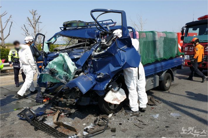 사고로 크게 파손된 1t 화물차. (사진=부산경찰청 제공)