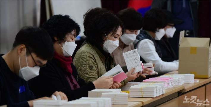 7일 오전 서울 영등포선거관리위원회 관계자들이 제21대 국회의원 선거 투표용지를 검수하고 있다. (사진=황진환 기자)