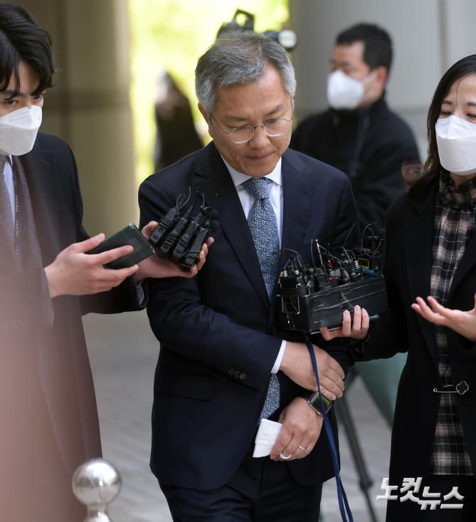 '조국 아들 허위 증명서 발급 의혹' 최강욱 1차 공판 출석 - 노컷뉴스