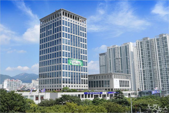 부산시가 코로나19로 피해를 본 영세 소상공인을 돕기 위해 지급하는 민생지원금의 신청 마감을 한 달 정도 단축하기로 했다. (사진제공=부산시청)