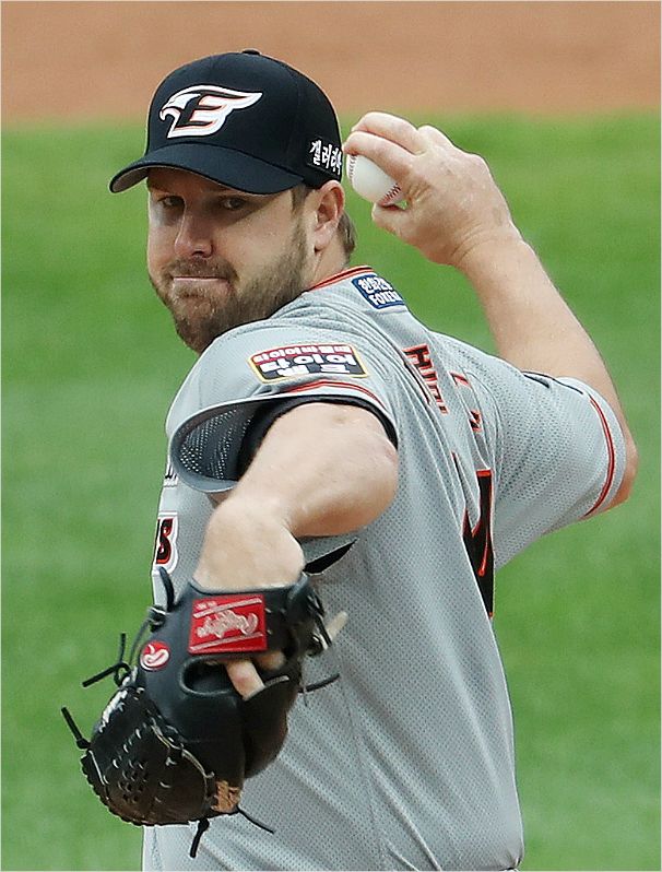 류현진 이후 11년 만에…'완봉' 서폴드, 한화 개막전 한 풀었다 ...