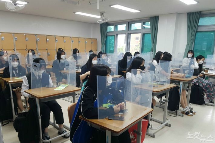 첫 등교 수업이 이뤄진 20일 오전 대전 전민고등학교의 한 교실에서 학생들의 책상 위에 개인용 칸막이가 놓여 있다. (사진=김정남 기자)