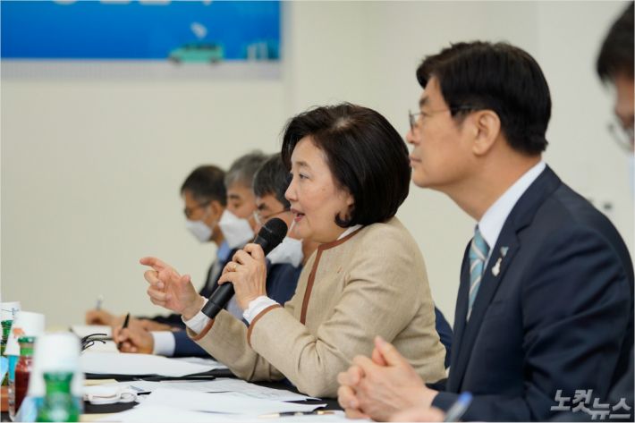 25일 세종중앙공원에서 열린 '특구사업자와의 소통 간담회'에서 박영선 중소벤처기업부 장관이 발언하고 있다. (사진=세종시 제공)