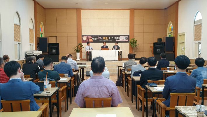 지난 26일, 향기교회에서 '성경내러티브 읽기' 북콘서트가 진행되고 있다.